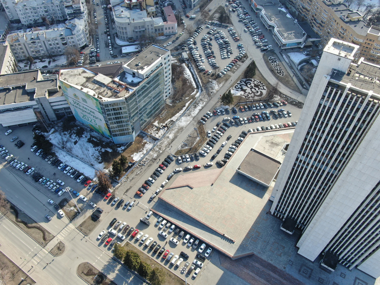 Машинами занята закрытая и открытые парковки вокруг здания правительства Свердловской области на Октябрьской площади, 1 — суммарно в местах, где паркуются госслужащие, размещено порядка 400 машин