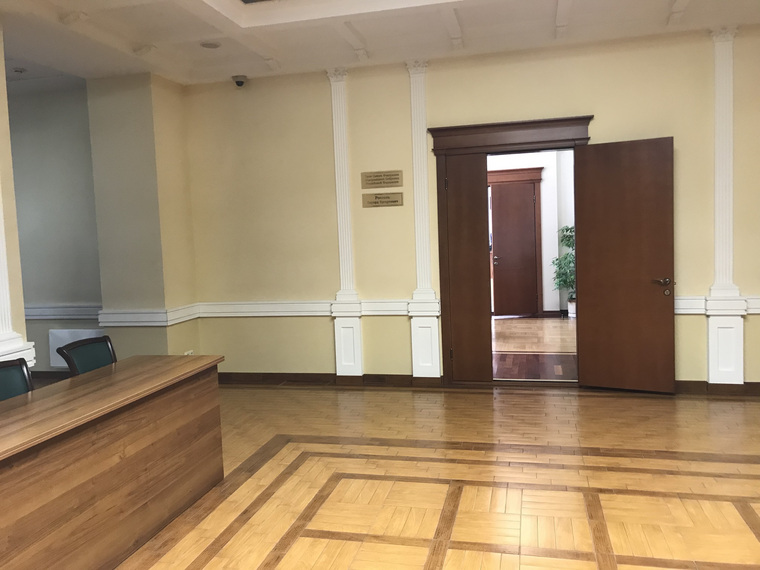 Открыты двери и в приемной Эдуарда Росселя на 14 этаже — правда, сам экс-глава региона сегодня работает в Москве