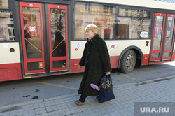 Презентация единого проездного билета, транспортной карты и инновационной остановки с интерактивным дисплеем и wi-fi. Челябинск, женщина, бабушка