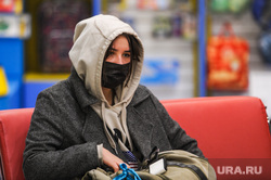 Обстановка в челябинском аэропорту Игорь Курчатов во время эпидемии коронавируса. Челябинск , девушка, медицинская маска, пассажиры, аэропорт игорь курчатов, масочный режим, коронавирус