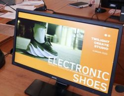 Второе место занял проект Даниила Хлебовского «eShoes — Умная обувь, которая вырабатывает электроэнергию при ходьбе»