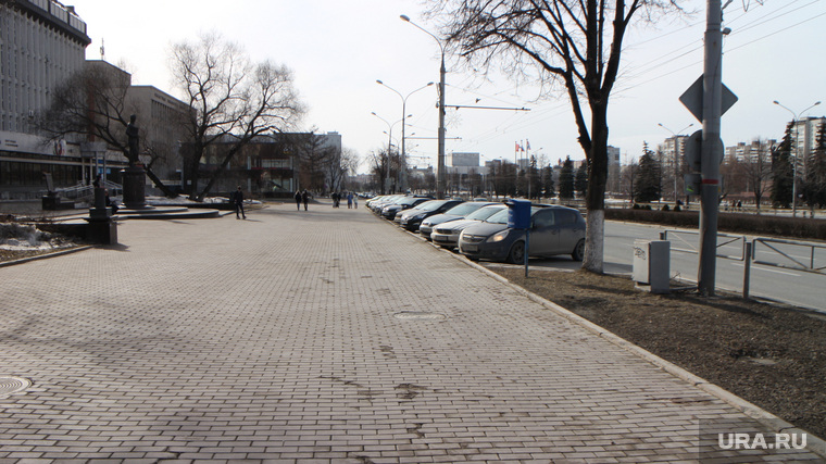 Городской траффик во время нерабочих дней точки съемки понедельник Пермь