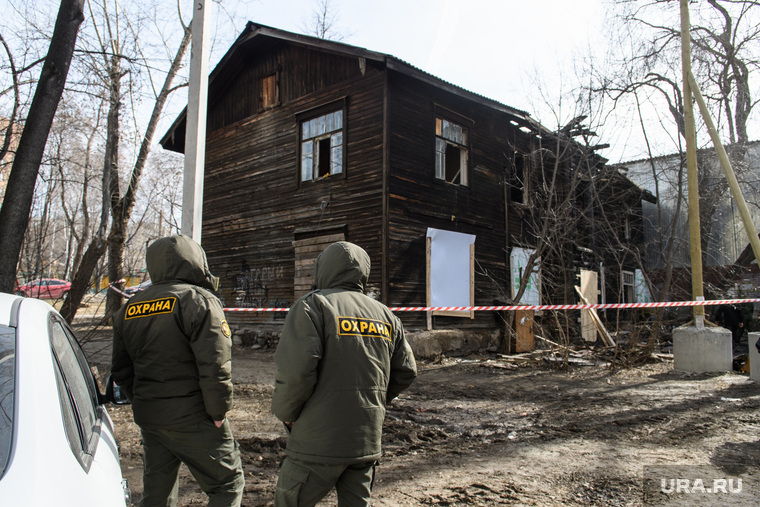 Работа следователей в сгоревшем доме на улице Омская. Екатеринбург