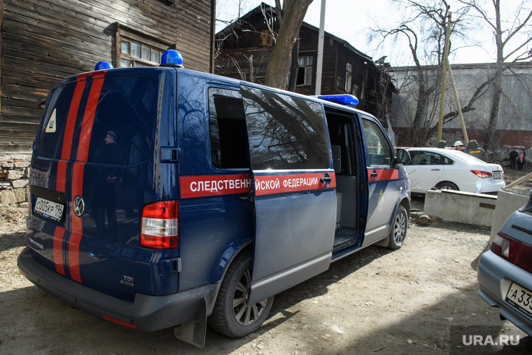 Работа следователей в сгоревшем доме на улице Омская. Екатеринбург