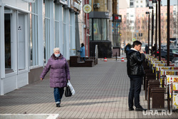 Город во время режима самоизоляции. Сургут, человек в маске от гриппа, вирус, санитарные нормы