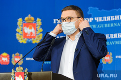 Брифинг Алексея Текслера в медицинской маске по коронавирусу. Челябинск , медицинская маска, текслер алексей