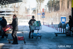 Люди закупают продукты в гипермаркетах во время пандемии коронавируса. Екатеринбург