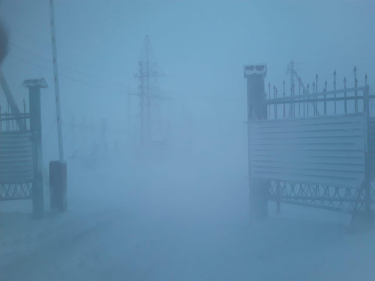 В таких условиях работают энергетики в Курганской области, теперь непогода накрыла и Тюменскую область