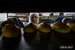 Хлебокомбинат СМАК. Екатеринбург, хлеб, женщина на производстве, сотрудник хлебокомбината