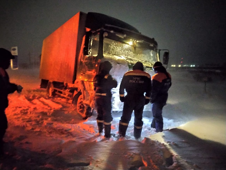 В снежный плен попали около 80 грузовиков