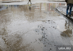 Виды Екатеринбурга, пешеходный переход, лужа, плохая дорога