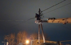 В Тюменской области энергетики работали всю ночь, но из-за урагана происходят новые аварии на сетях