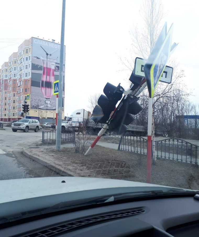 …и повалил светофор
