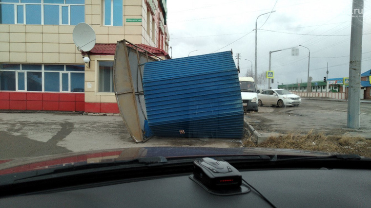 Ветер перевернул остановку в Нижневартовске