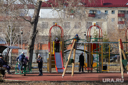 Пустые улицы во время нерабочих дней.  Курган , детская площадка, дети