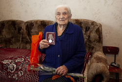 Анне Прокопьевне вручили медаль, цветы и деньги