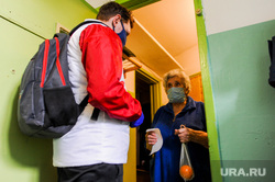 Волонтеры МГЕР помогают пожилым людям купить необходимые продукты во время карантина. Челябинск, пенсионер, волонтеры, эпидемия, карантин, бабушка, старуха, пожилой человек