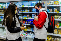 Волонтеры МГЕР помогают пожилым людям купить необходимые продукты во время карантина. Челябинск, волонтеры, эпидемия