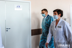 Поездка Алексея Текслера в ОКБ-2 для проверки готовности к пандемии. Челябинск, роддом, медики, медицина, текслер алексей, врач, больница