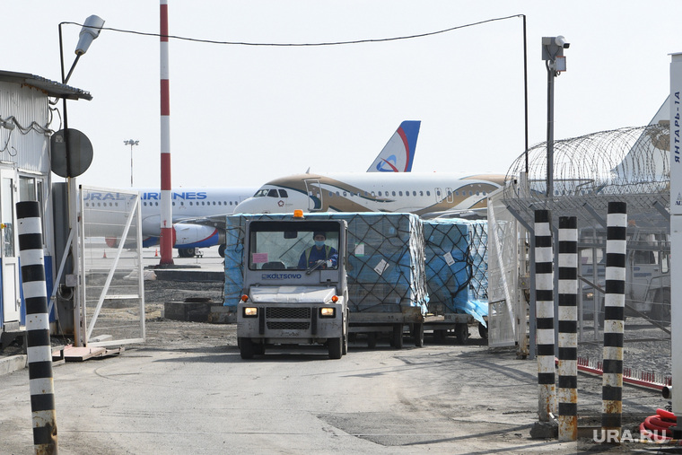 Прибытие борта РМК с гуманитарным грузом в аэропорт Кольцово. Екатеринбург