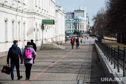 Жизнь города во время нерабочей недели, объявленной президентом РФ для снижения темпов распространения коронавируса COVID-19. Екатеринбург, улица ленина, гимназия9