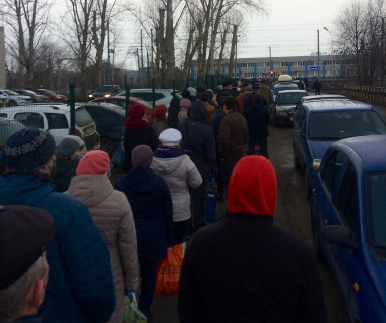 Несколько десятков человек выстроились в огромную очередь у проходной «Машиностроителя»