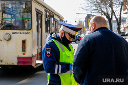 Полиция на улицах города во время эпидемии коронавируса. Челябинск, полицейские, полиция, дпс, проверка документов