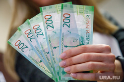 Презентация новых денежных банкнот номиналом 200 и 2000 рублей. Екатеринбург, пачка денег, новые деньги, банкноты, 200 рублей, рубли