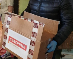 Коробки с бесплатными продуктовыми наборами развозят волонтеры