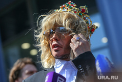 Шоумен и парикмахер Сергей Зверев в Тверском районном суде г. Москвы. Москва, человек в короне
