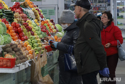 Патруль полиции на улицах города. Курган, продукты, покупатели, фрукты