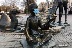 Кировка. Скульптуры в медицинских масках. Челябинск, эпидемия, грипп, орви, инфекция, мальчик, кировка, скульптуры в масках