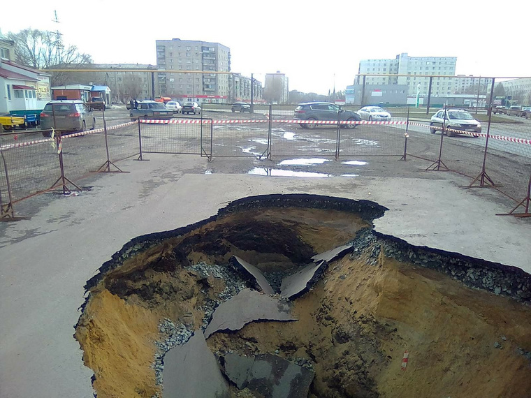 Провал на парковке у Байкальского рынка