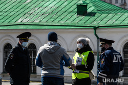Девятнадцатый день вынужденных выходных из-за ситуации с CoVID-19. Екатеринбург, патруль, полиция, полицейский, проверка документов, полицейский в маске