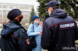 Полицейский патруль проверяет соблюдение режима самоизоляции. Челябинск, патруль, эпидемия, полиция