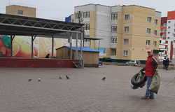 Вместе с главой поселения на уборку центральной площади вышли и его подчиненные