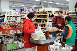 Доставка на дом продуктов питания и товаров первой необходимости социальными работниками. Екатеринбург, продукты, касса, социальная помощь, покупка продуктов, продуктовый магазин, социальный работник