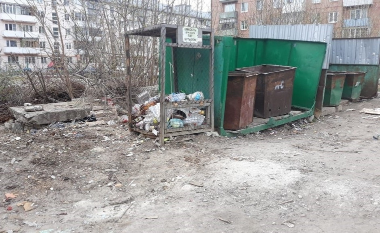 По информации регоператора, мусорные контейнеры в Шадринске вывозят каждый день. Мусор в избытке образуется из-за того, что люди находятся на самоизоляции