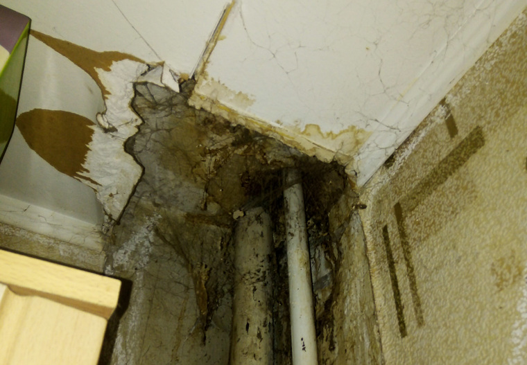 Протечка повлияла и на потолок в квартире