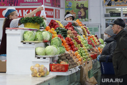 Патруль полиции на улицах города. Курган, продукты, покупатели, продавец, фрукты