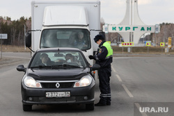 Сотрудники ГИБДД на въезде в город  дают разъяснения по поводу режима. Курган, гибдд, дпс, въезд в город, стелла курган