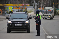Сотрудники ГИБДД на въезде в город  дают разъяснения по поводу режима. Курган, граница, гибдд, дпс, въезд в город, жезл дпс, пост гаи