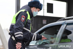 Сотрудники ГИБДД на въезде в город  дают разъяснения по поводу режима. Курган, гибдд, дпс, въезд в город, проверка документов