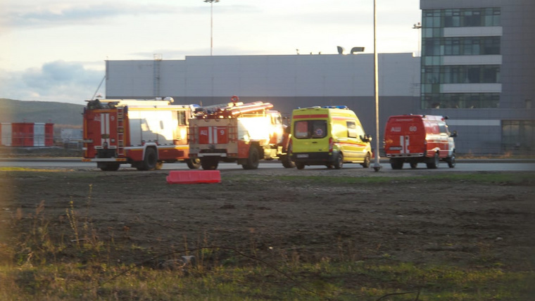 В аэропорт приехали несколько машин пожарных и скорой помощи