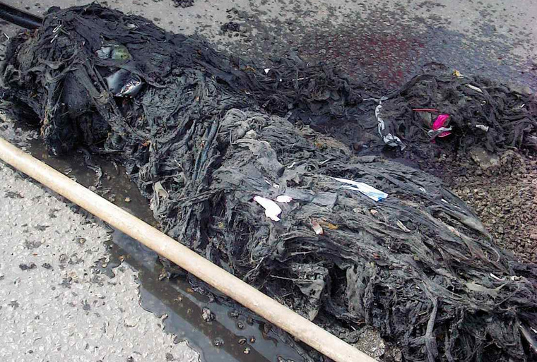 Курганцы выкидывают в канализацию тряпки, подгузники и прочий мусор