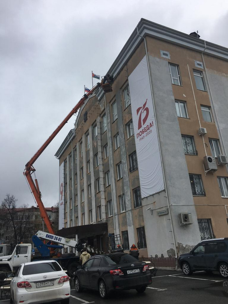 Декоративный баннер рабочие крепили без страховки