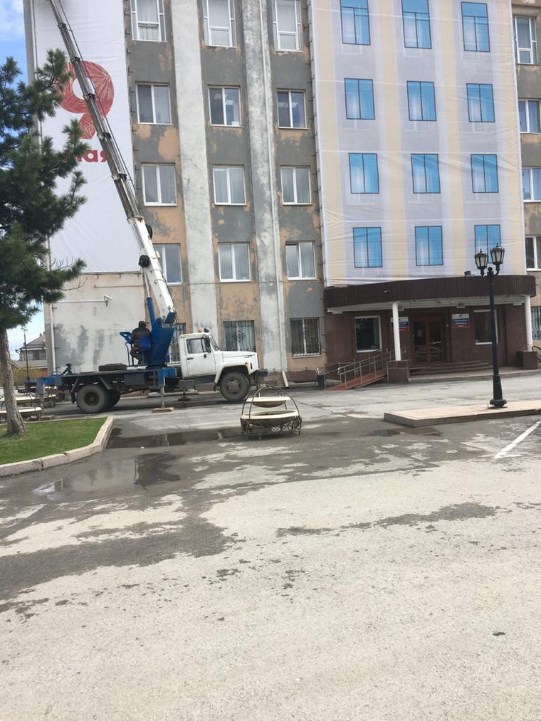 Особенно тоболячку возмутил плохой тротуар возле здания администрации