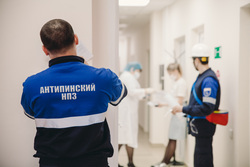 Сотрудникам завода ежедневно измеряют температуру тела