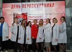 Уральские студенты-медики. В центре — ректор УГМУ Ольга Ковтун