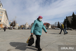 Жители города Кургана во время пандемии коронавируса. Курган, площадь ленина, маска, женщина в маске, коронавирус, масочный режим